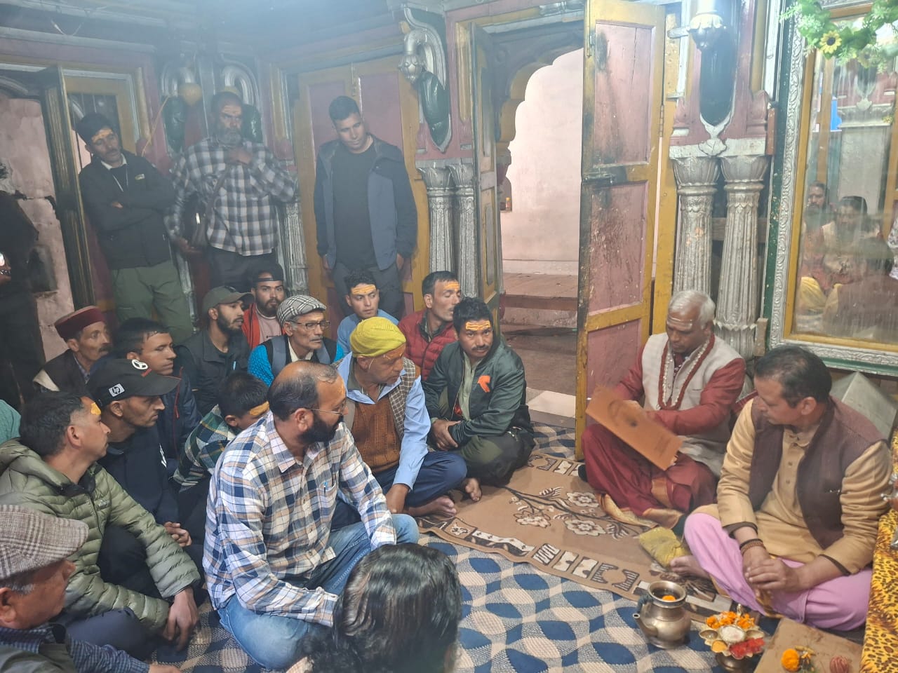 ऊखीमठः पंच केदारो में द्वितीय केदार के नाम से विश्व विख्यात भगवान मदमहेश्वर व तृतीय केदार भगवान तुंगनाथ के कपाट खोलने तथा चल विग्रह उत्सव डोलियों के शीतकालीन गद्दी स्थलों से धाम रवाना होने की तिथियां वैशाखी पर्व पर शीतकालीन गद्दी स्थलों में पंचाग गणना के अनुसार घोषित कर दी गयी है।