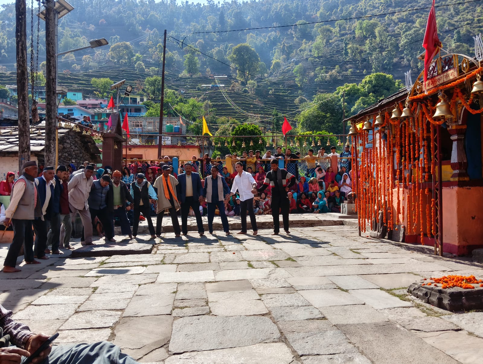 ऊखीमठ: मदमहेश्वर घाटी के रासी गाँव में वैशाखी मेला पांच दिनों तक मनाया जाता है। पांच दिनों तक चलने वाले वैशाखी मेले में अनेक पौराणिक, धार्मिक, आध्यात्मिक व सांस्कृतिक परम्पराओं का निर्वहन किया जाता है।