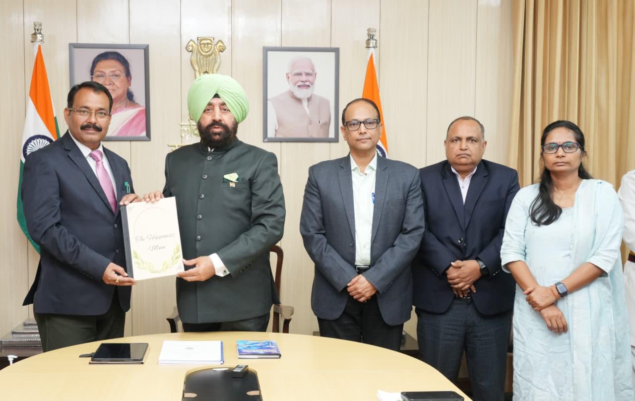 राज्यपाल एवं कुलाधिपति लै0जनरल गुरमीत सिंह (से0नि0) के समक्ष सोबन सिंह जीना विश्वविद्यालय के कुलपति प्रो. सतपाल सिंह बिष्ट ने ‘विधि सहयोगी’ मोबाइल एप का प्रस्तुतीकरण दिया।