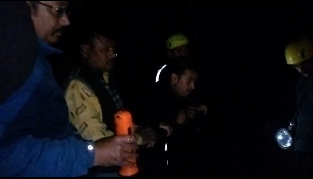 संकीर्ण गली में गिरी गाय का देर रात रेस्क्यू, प्रशासन व स्थानीय लोगों के संयुक्त प्रयास से बचाई गई जान।