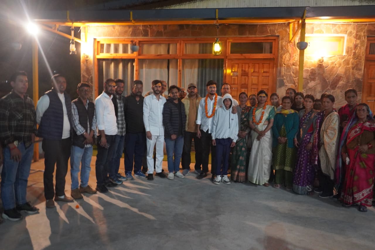 यूथ कांग्रेस जिला अध्यक्ष विक्रम सिंह फर्त्याल का ग्रह क्षेत्र ढौरा मैं हुआ भव्य फूल मालाओं से स्वागत।