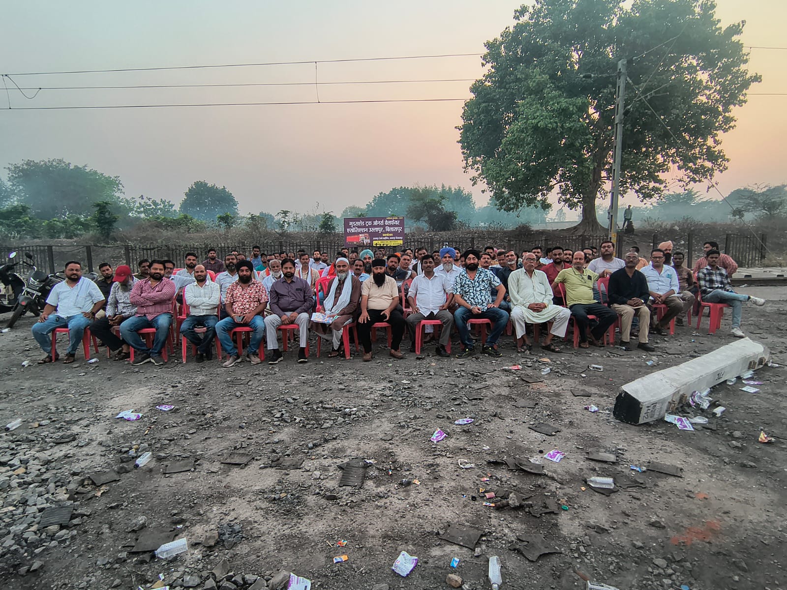 उसलापुर गुड्स शेड में काम शुरू होने की आहट, बाहरी हस्तक्षेप के डर से स्थानीय ट्रक मालिकों व श्रमिकों में आक्रो।