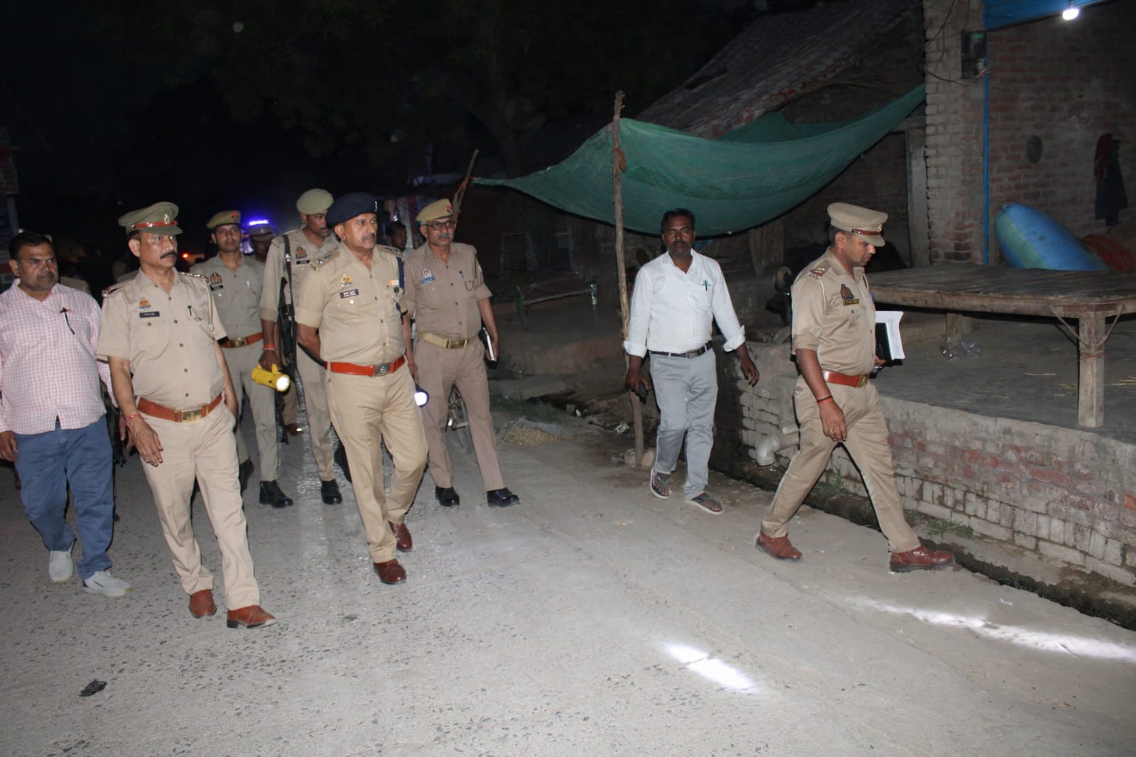 कन्नौज में एसपी ने किया पैदल गश्त, सुरक्षा व्यवस्था का लिया जायजा।