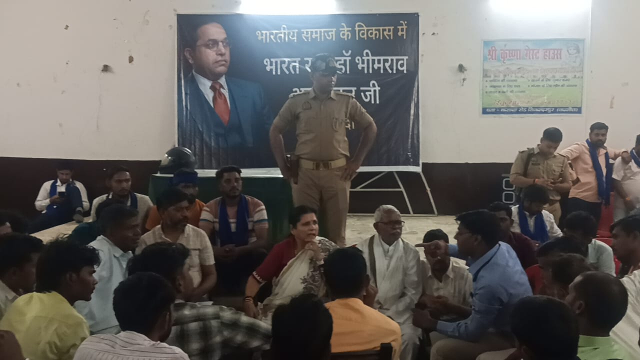 कृष्णा गेस्ट हाउस सिकंदरपुर में विधायक ने सुनीं युवाओं की समस्याएं, जल्द समाधान का आश्वासन।