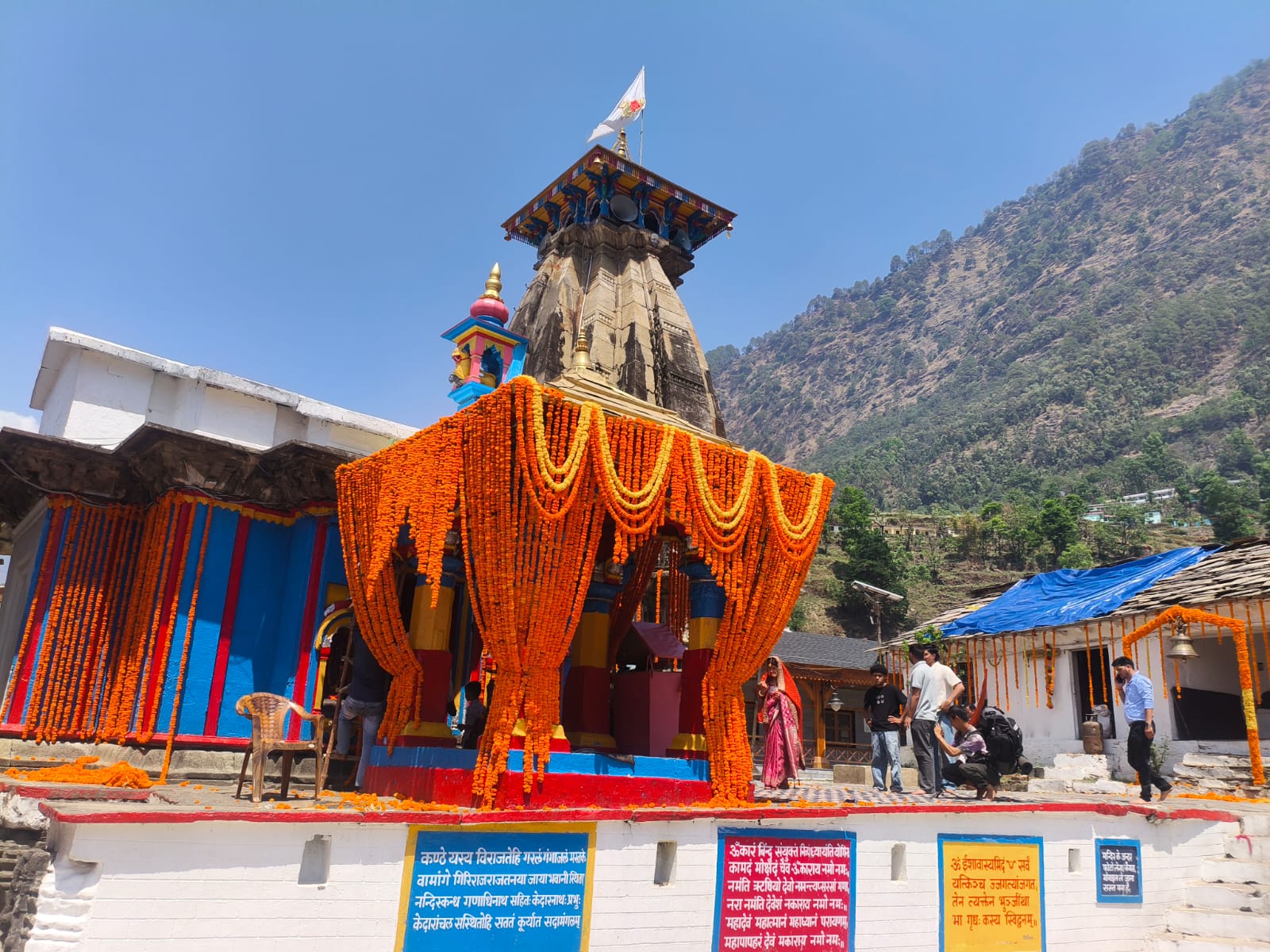 ऊखीमठः  शनिवार देर सांय को भगवान केदारनाथ के शीतकालीन गद्दी स्थल ओंकारेश्वर मन्दिर में केदार पुरी के क्षेत्र रक्षक भुकुन्ड भैरव पूजन के साथ 11 वे ज्योर्तिलिंग भगवान केदारनाथ की यात्रा का विधिवत आगाज हो गया है।