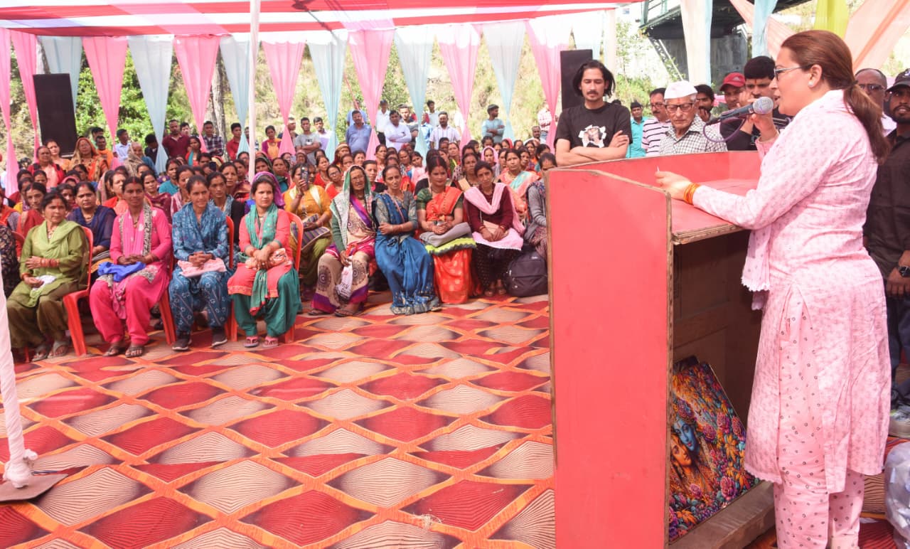 पिरूल आधारित बायोमास उद्योग से मिलेगा महिलाओं के रोजगार : रेखा आर्या।