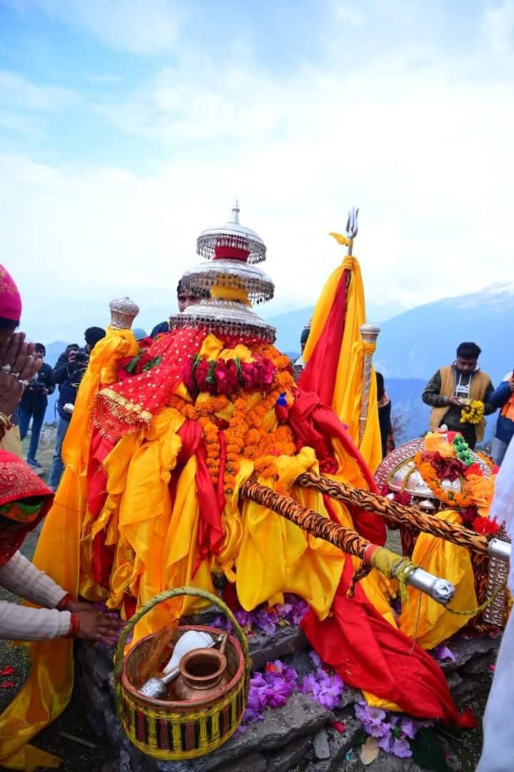 ऊखीमठ:  पंच केदारो में तृतीय केदार के नाम से विश्व विख्यात व हिमालय मे सबसे ऊंचाई पर विराजमान भगवान तुंगनाथ की यात्रा का आगाज सोमवार को शीतकालीन गद्दी स्थल मक्कूमठ से होगा!