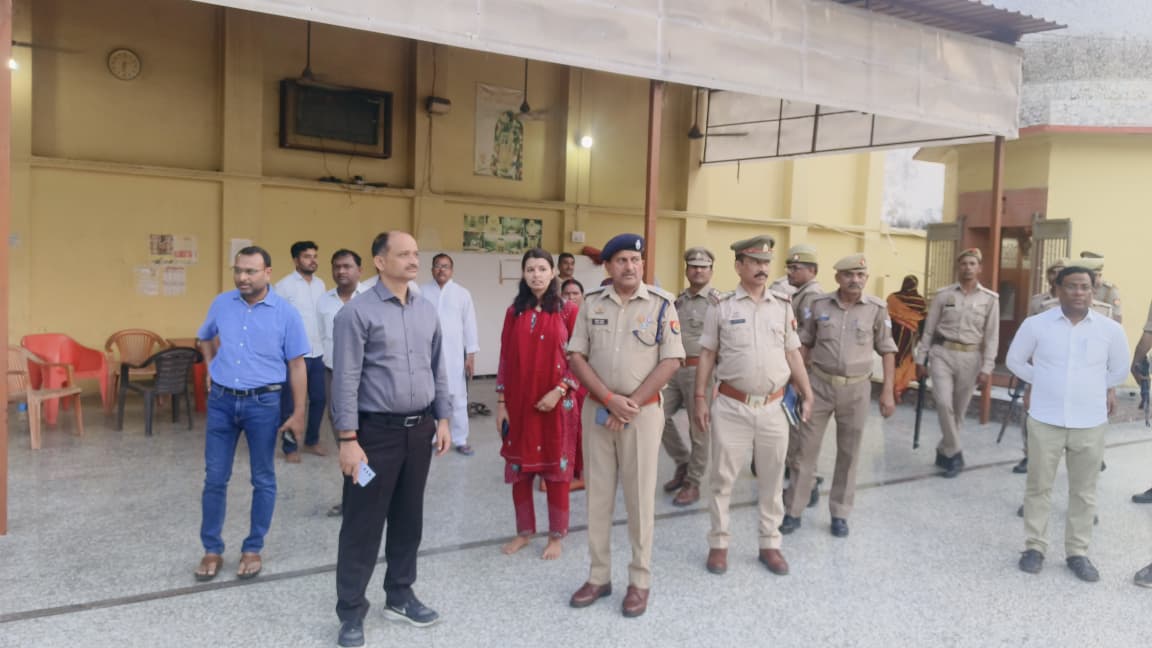 डीएम-एसपी ने किया पैदल गश्त, सुरक्षा व्यवस्था का लिया जायजा।