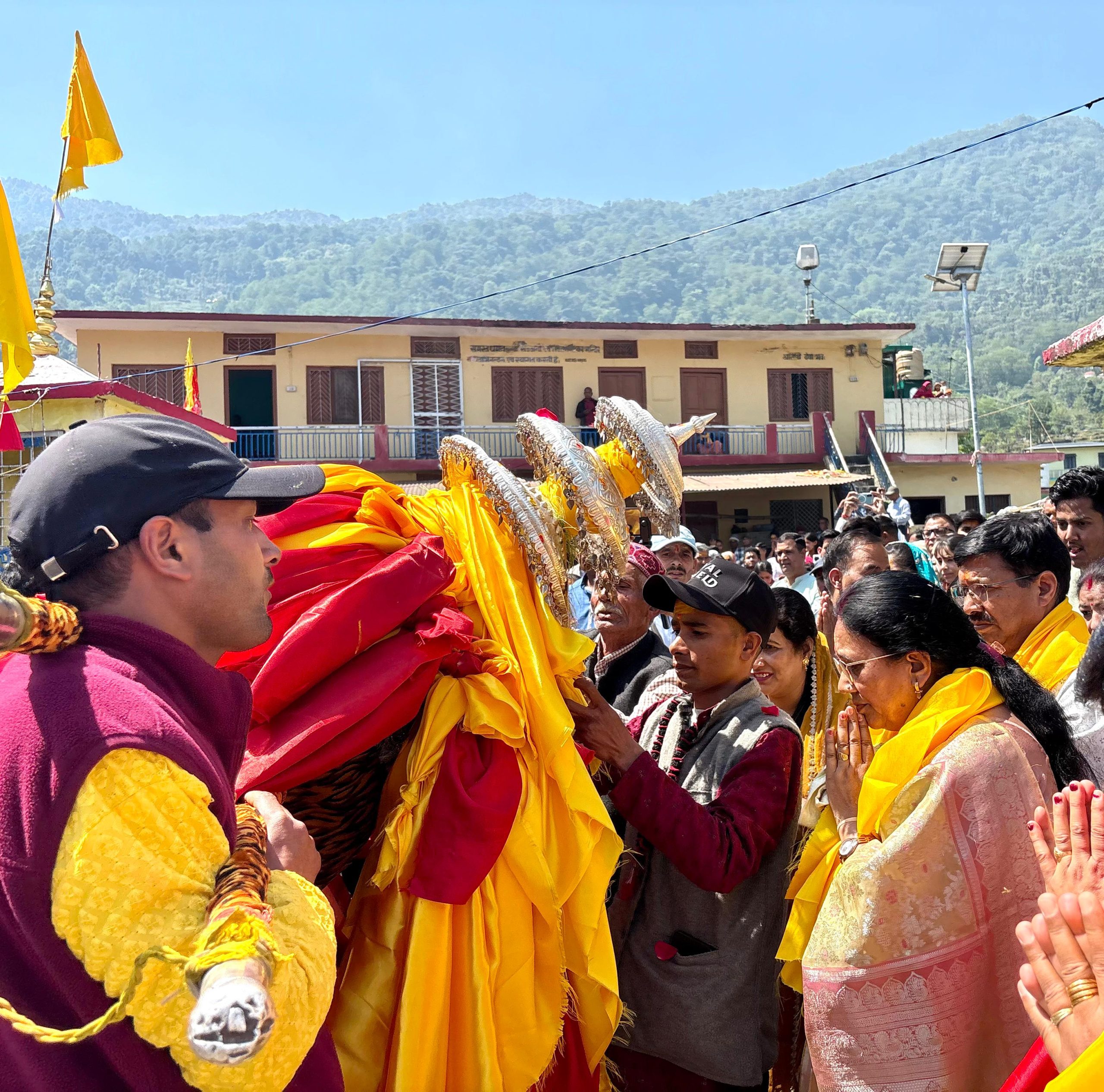ऊखीमठः पंच केदारों तृतीय केदार के नाम से विश्व विख्यात व चन्द्रशिला शीर्ष की तलहटी में विराजमान भगवान तुंगनाथ की चल विग्रह उत्सव डोली अपने शीतकालीन गद्दी स्थल मर्कटेश्वर तीर्थ मक्कूमठ से कैलाश के लिए रवाना हो गयी है!