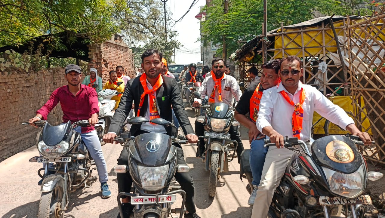 भक्ति, उल्लास और आस्था का संगम: फूलों की वर्षा में नहाई भगवान परशुराम की शोभा यात्रा