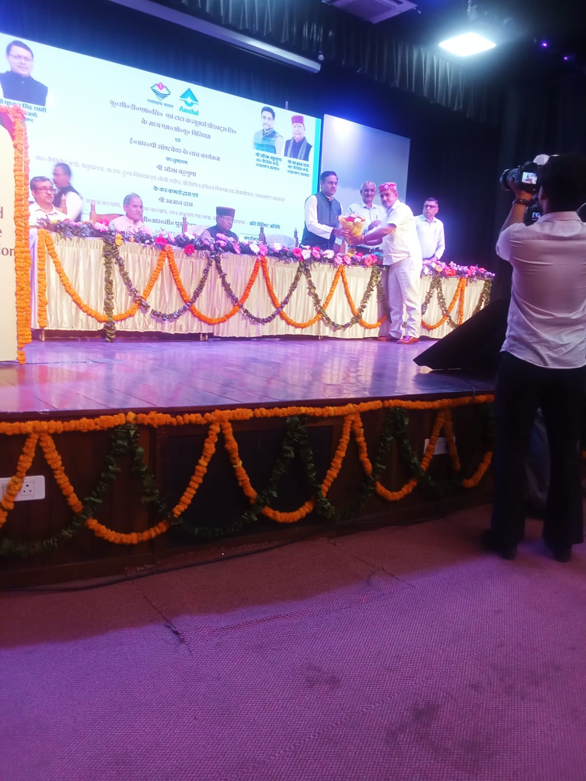 सौरभ बहुगुणा के दिशा निर्देश में दुग्ध विकास पशुपालन मत्स्य पालन कौशल विकास को लेकर बैठक।