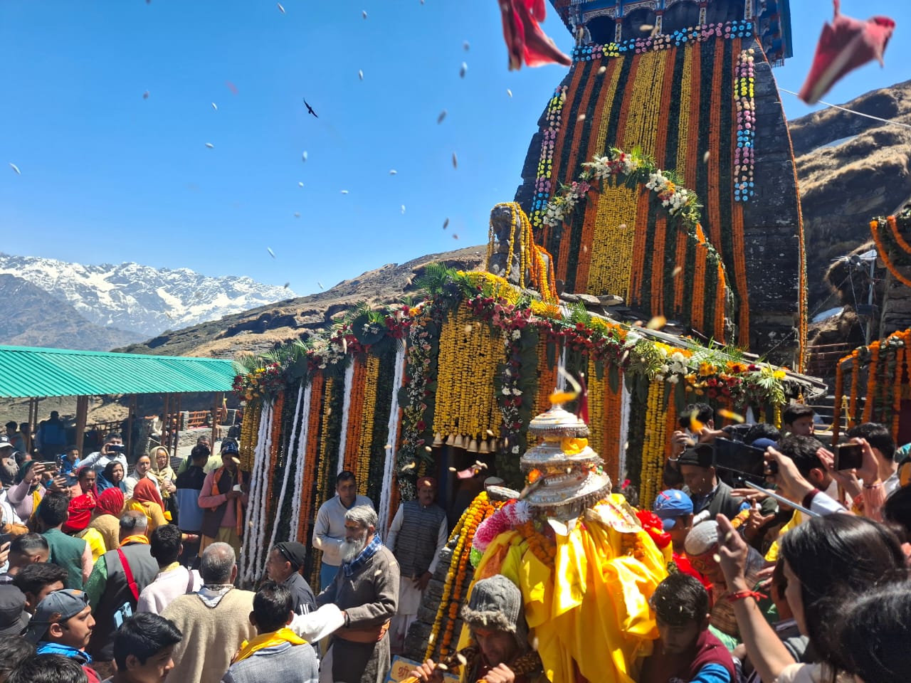 ऊखीमठ: पंच केदारों में तृतीय केदार के नाम से विश्व विख्यात व चन्द्र शिला की तलहटी में बसे भगवान तुंगनाथ के कपाट विधि – विधान व वेद ऋचाओं के साथ ग्रीष्मकाल के लिए खोल दिये गये हैं।