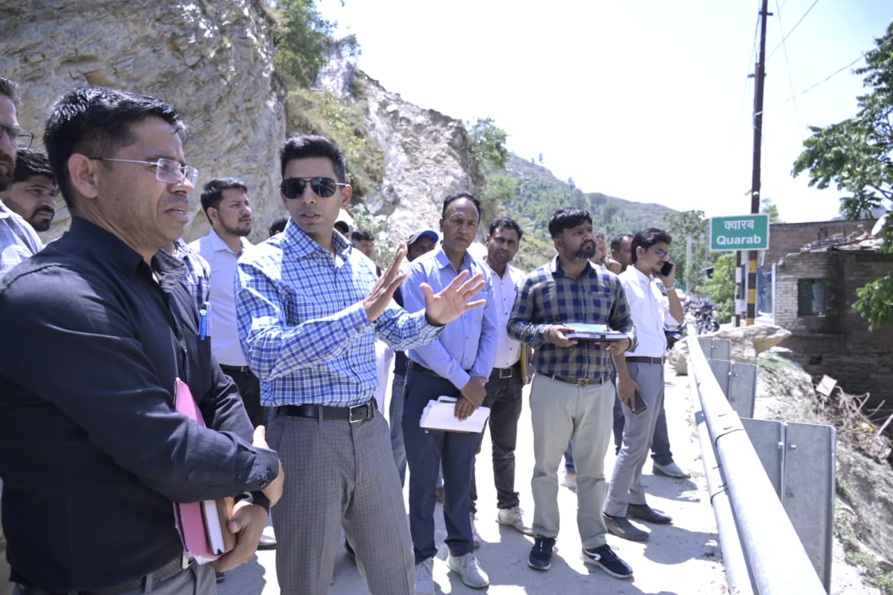 जिलाधिकारी अंशुल सिंह ने आज क्वारब पहुंचकर स्लाइड जोन के सुधारीकरण कार्यों को लेकर किया स्थलीय निरीक्षण।