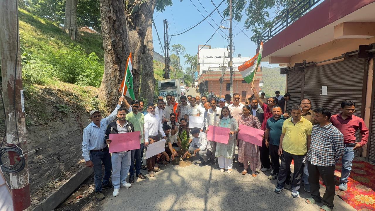 सड़कों की जर्जर हालत व गड्ढों से भरी सड़कों के मुद्दे को लेकर कांग्रेस कार्यकर्ताओं ने जेल रोड पर किया जोरदार प्रदर्शन।
