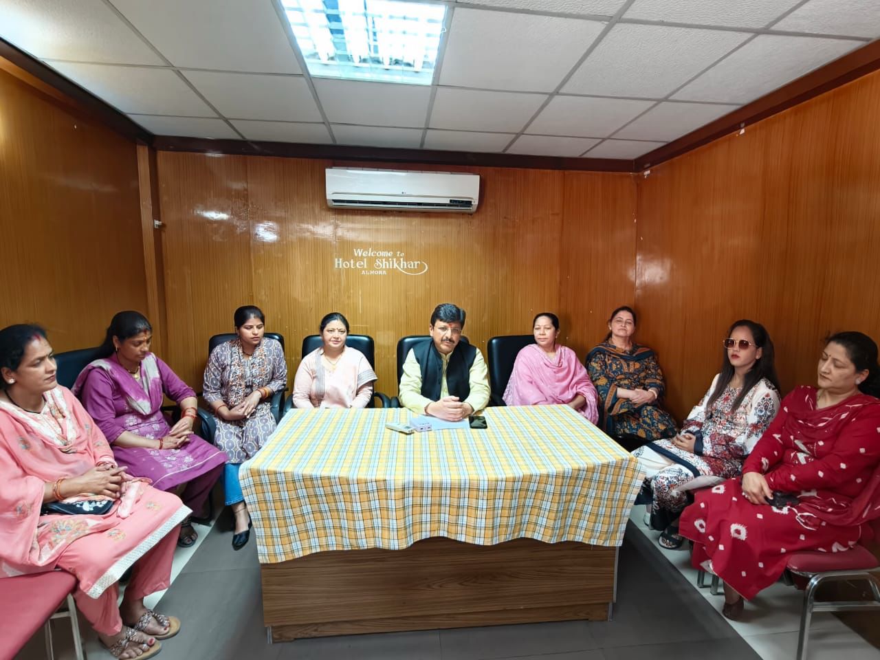 महिला आरक्षण बनाम परिसीमन पर बहस, कांग्रेस विधायक तिवारी की सरकार को चुनौती, कहा महिलाओ के लिए 33% आरक्षण लागू होता है और अल्मोड़ा विधानसभा की सीट महिला आरक्षित होती है तो उनके परिवार से कोई महिला नहीं लड़ेगी चुनाव।