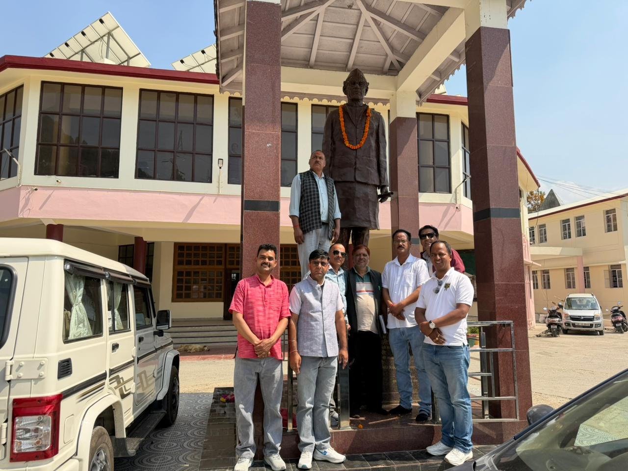 हेमवन्ती नन्दन बहुगुणा के 107वी जयंती के अवसर पर भारतीय जनता पार्टी के कार्यकर्ताओं ने विकास भवन में उनके मूर्ति पर माला व पुष्प अर्पित किए।