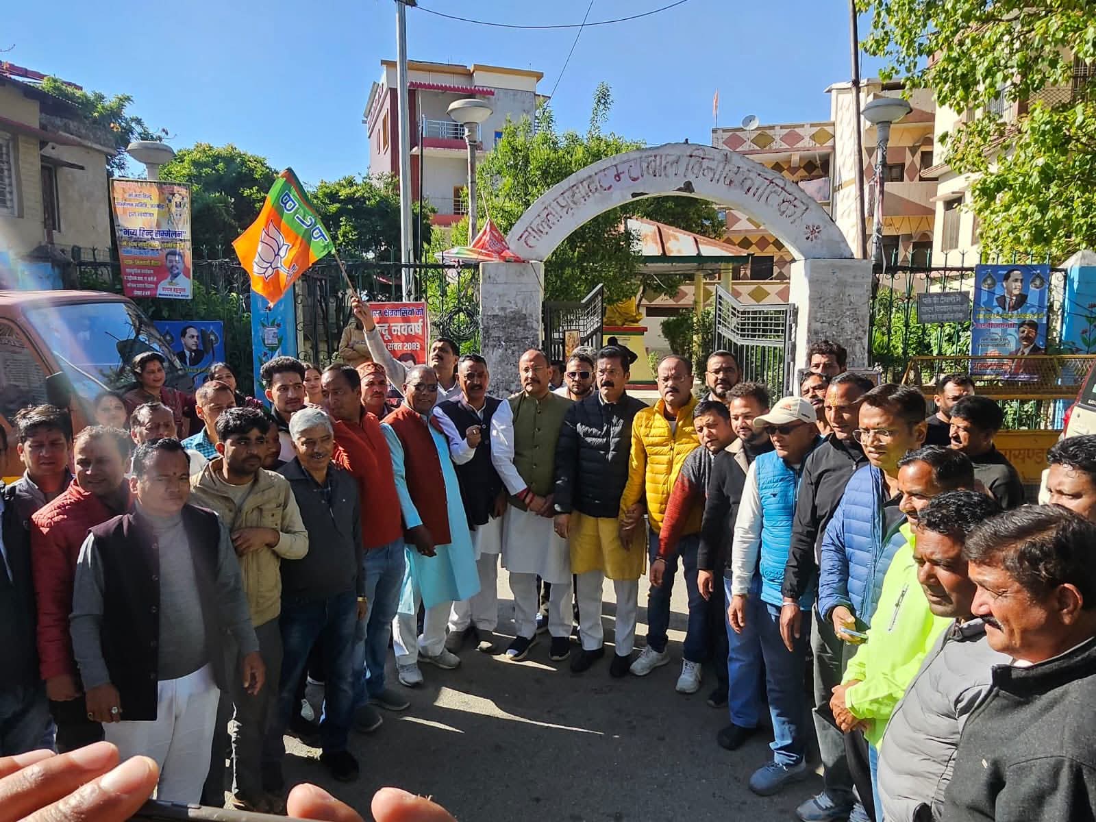पांडिचेरी एवं पश्चिम बंगाल विधानसभा चुनावों में विजेपी की जीत को लेकर अल्मोड़ा विजेपी कार्यकताओं ने मिष्ठान वितरण और पटाखे जलाए।