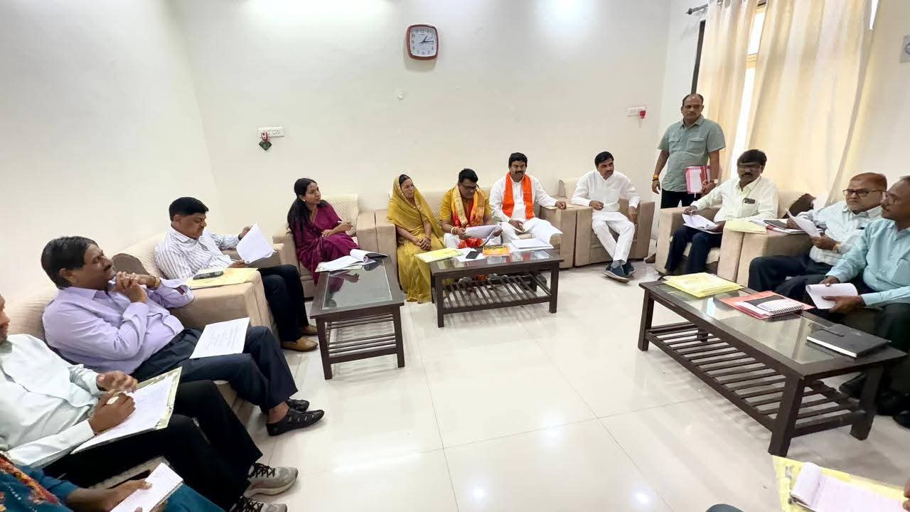 गेहूँ उपार्जन का कार्य सुव्यवस्थित ढंग से हो, कृषकों को परेशानी ना हो व शहरी एवं ग्रामीण क्षेत्रों में पेयजल व्यवस्था दुरुस्त रखें :- प्रभारी मंत्री श्री चौहान।