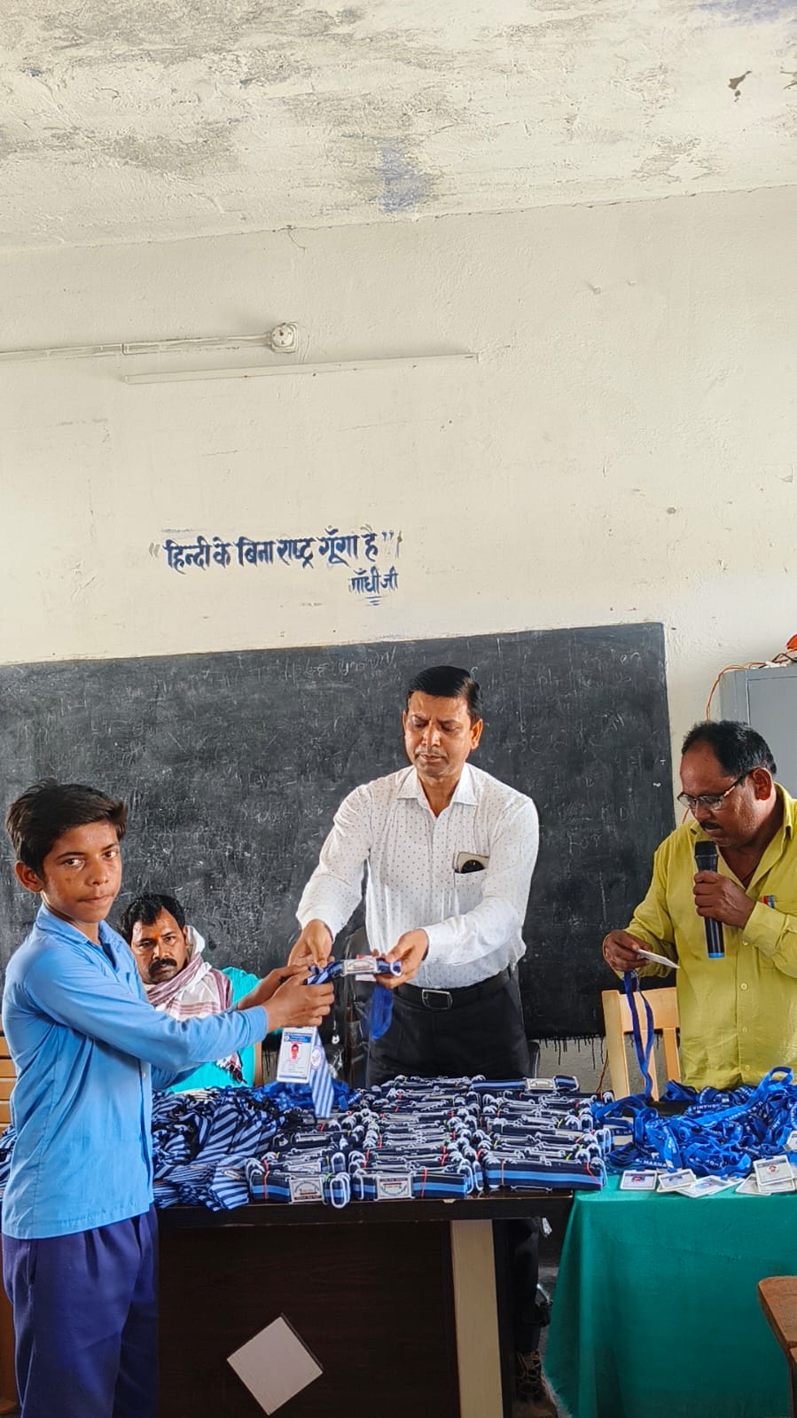 प्रधानाध्यापक ने निजी कोष से बच्चों को बांटे टाई-बेल्ट, अभिभावकों की भारी उपस्थिति ने बीईओ को किया गदगद।