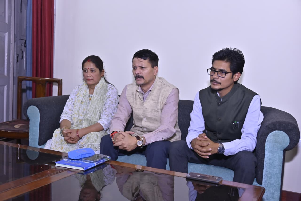 उत्तराखंड सरकार की मिडिया समिति के उपाध्यक्ष ध्रुव रौतेला ने आज सर्किट हाउस पहुंचकर पत्रकारो के बीच पत्रकार वार्ता
