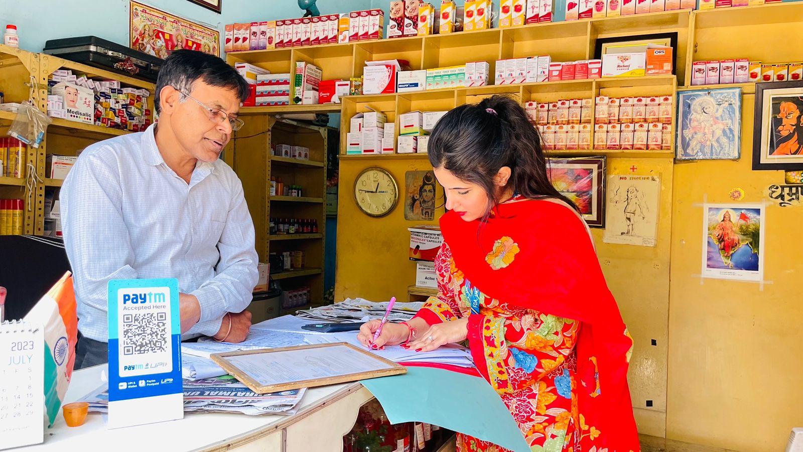ताकुला सहित जनपद के विभिन्न क्षेत्रों में संचालित औषधि प्रतिष्ठानों एवं मेडिकल स्टोरों का सघन निरीक्षण
