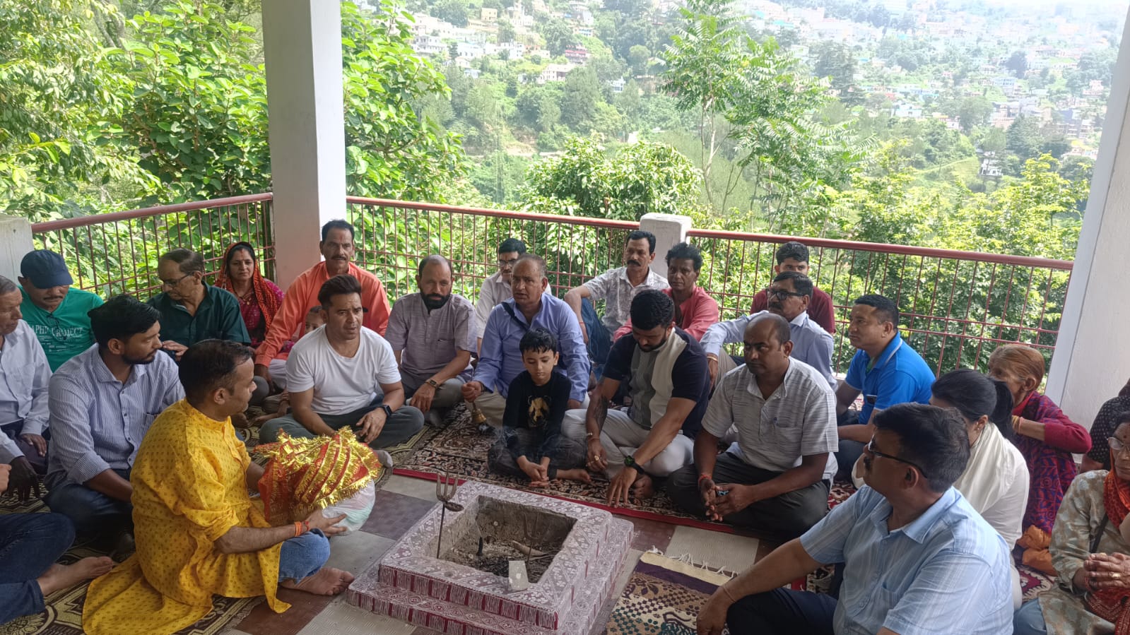 माँ नंदा देवी मेले की तैयारियां तेज, मूर्ति निर्माण के लिए केले के वृक्षों का चयन।