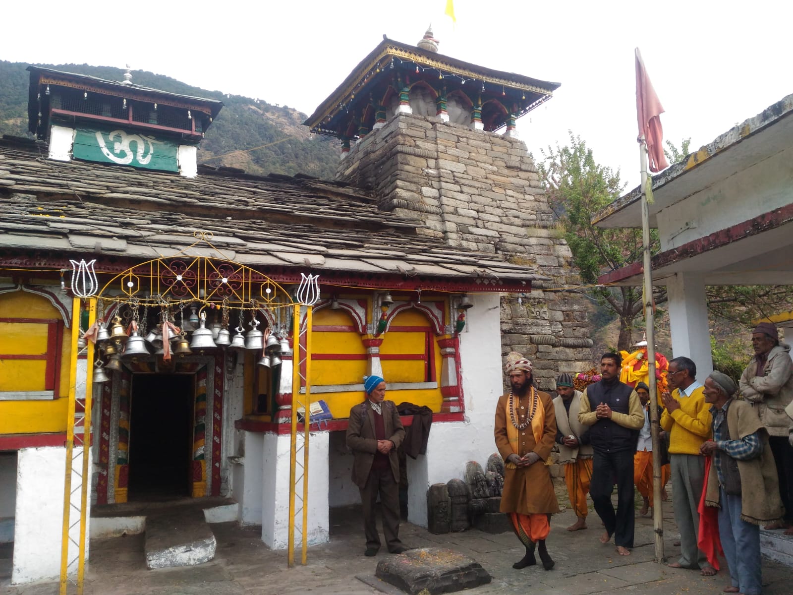 ऊखीमठः मदमहेश्वर घाटी के ग्रामीणों की अराध्य देवी व प्रकृति की सुरम्य वादियों के मध्य रासी गाँव में विराजमान भगवती राकेश्वरी के मन्दिर में आगामी 16 जुलाई से सावन मास की संक्रान्ति से शुरू होने वाले पौराणिक जागरों के गायन की सभी तैयारियां शुरू कर दी गयी है!