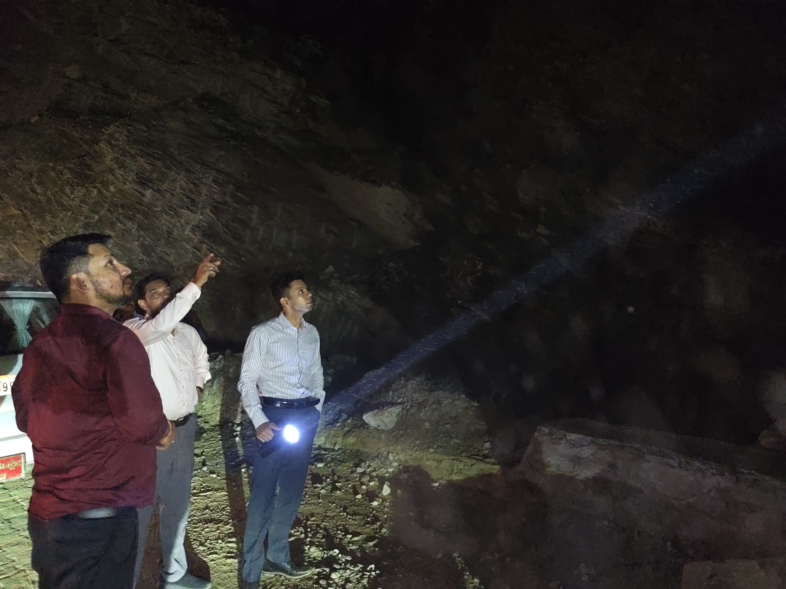 क्वारब बाईपास मार्ग पर भारी एवं ओवरलोड वाहनों के विरुद्ध कार्रवाई के साथ साथ जोखिमग्रस्त विद्युत पोल को सुरक्षित स्थान पर स्थानांतरित करने के निर्देश।