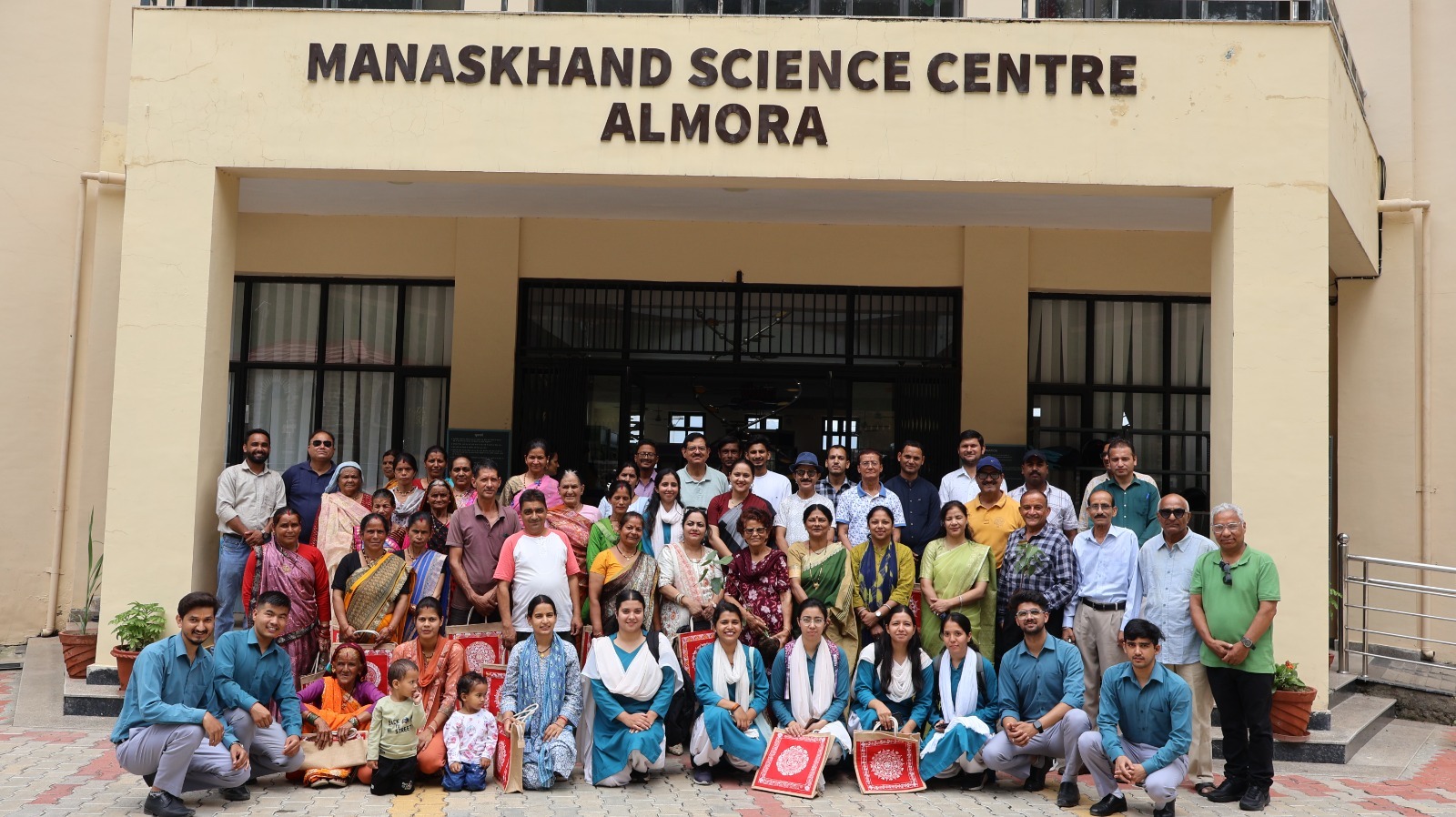 मानसखंड विज्ञान केन्द्र अल्मोड़ा में हरेला पर्व पर वृक्षारोपण एवं पर्यावरण संगोष्ठी को लेकर संगोष्ठी आयोजित।