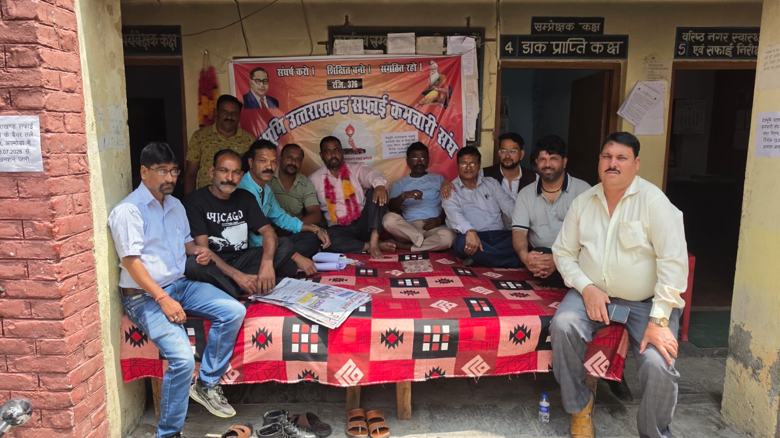मांगें पूरी न होने पर सफाई कर्मचारी संघ के प्रदेश महामंत्री राजपाल पवार द्वारा शुरू किया गया आमरण अनशन।
