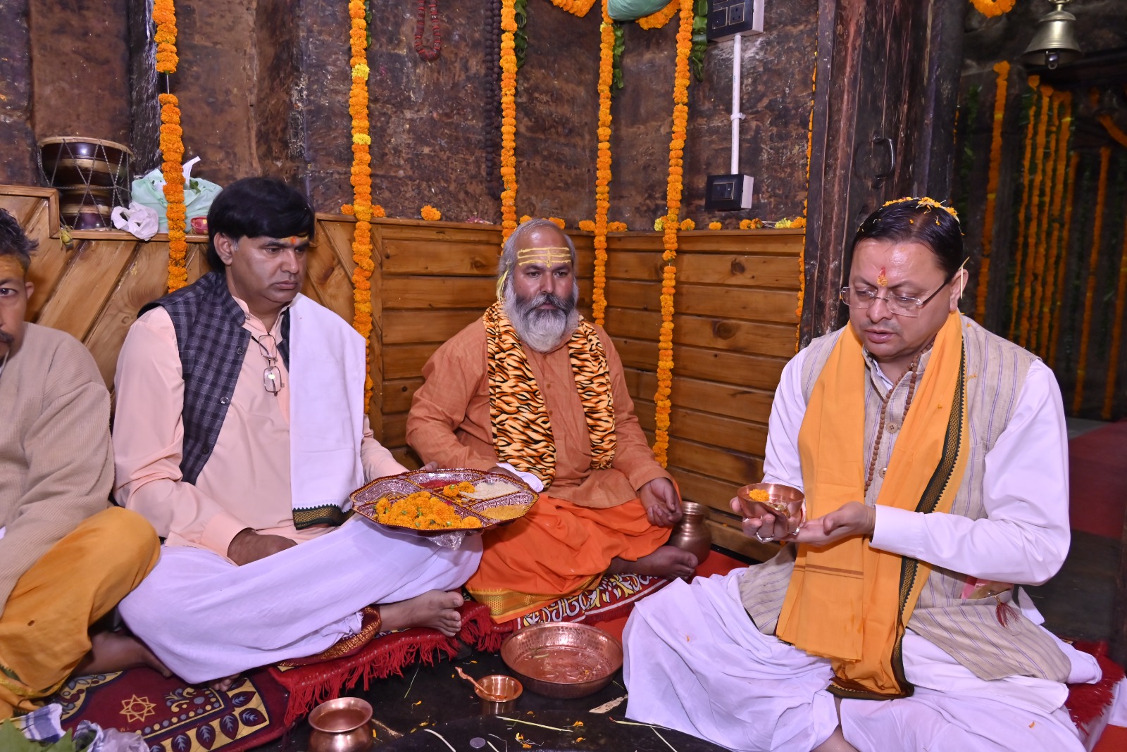 मुख्यमंत्री ने वृद्ध जागेश्वर में की पूजा-अर्चना, प्रदेश की सुख-समृद्धि एवं जनकल्याण की कामना की।