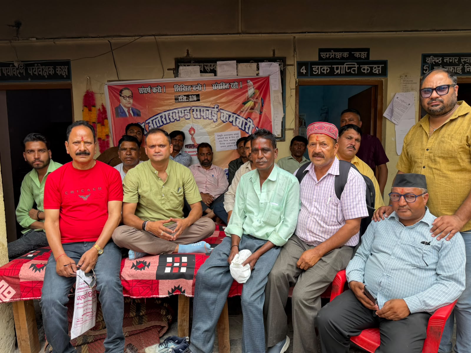 उत्तराखंड क्रांति दल ने देवभूमि सफाई कर्मचारी संघ के तत्वाधान में अल्मोड़ा नगर निगम में पिछले 27 दिनों से विभिन्न मांगों को चल रहे आंदोलन।