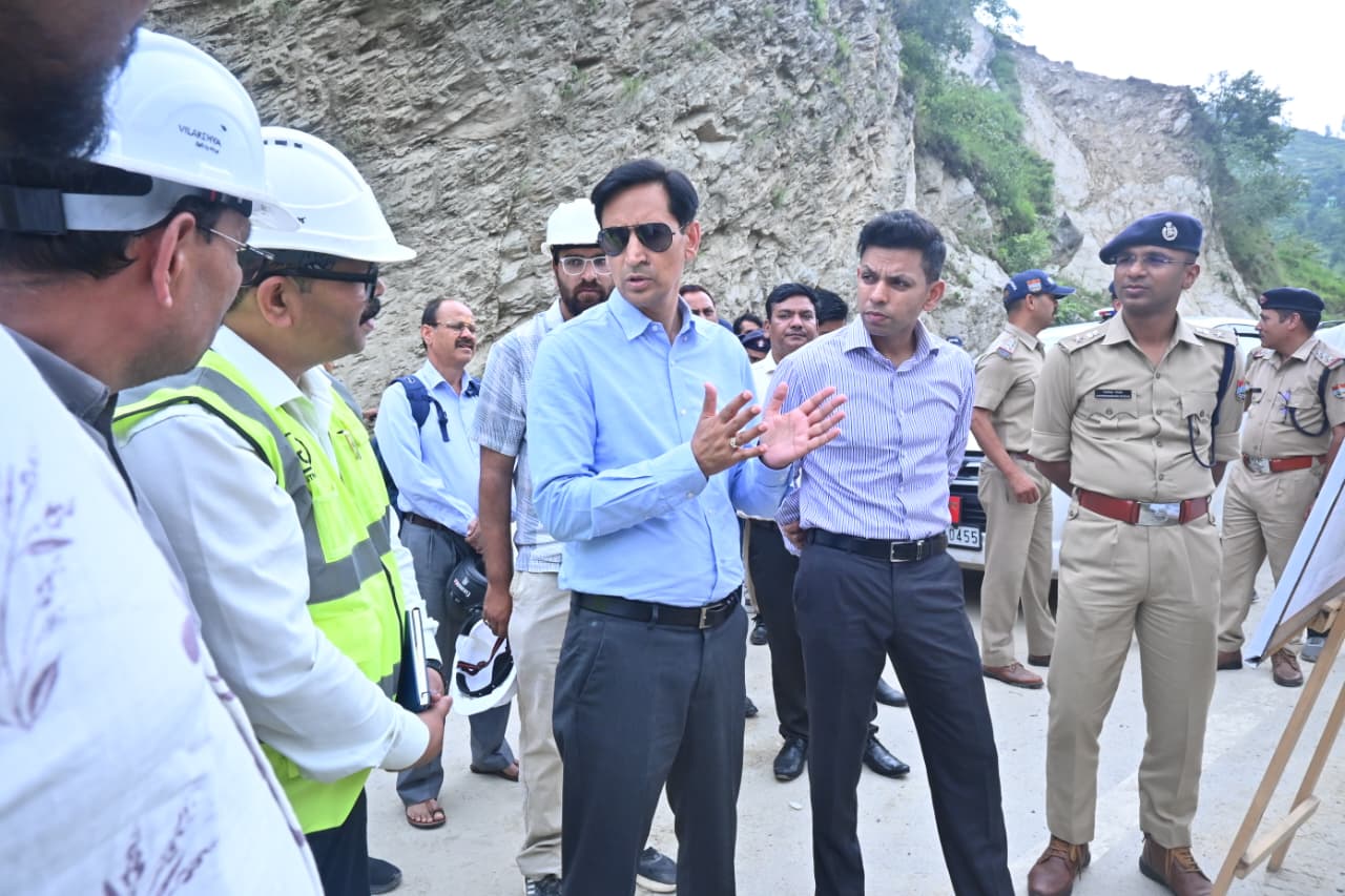 क्वारब स्लाइड जोन के सुधारात्मक कार्यों का आयुक्त कुमाऊं ने किया निरीक्षण, गुणवत्ता व समयबद्धता के दिए निर्देश।
