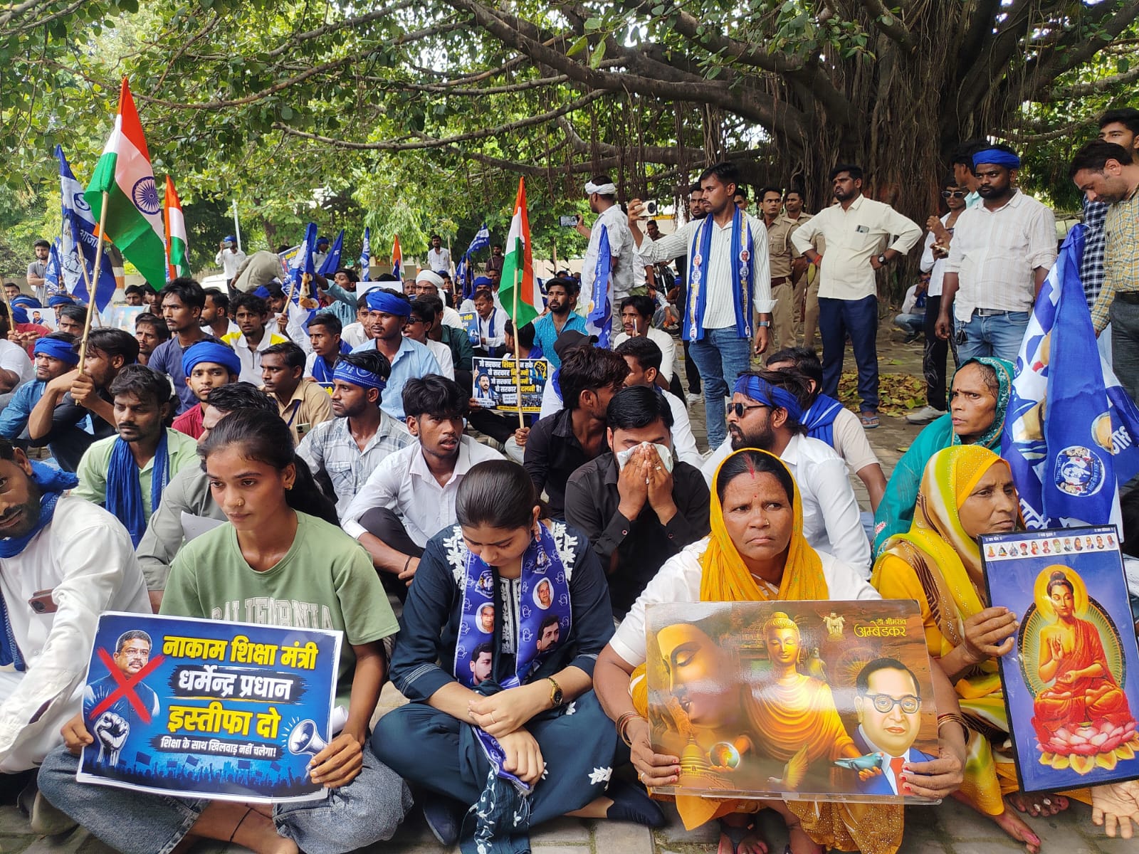 पेपर लीक के विरोध में आजाद समाज पार्टी और भीम आर्मी का प्रदर्शन, राष्ट्रपति के नाम सौंपा ज्ञापन।