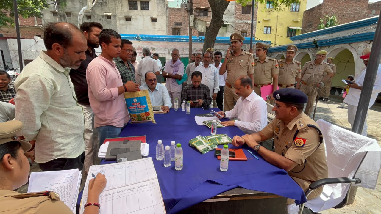 थाना समाधान दिवस में डीएम-एसपी ने सुनीं फरियादियों की समस्याएं