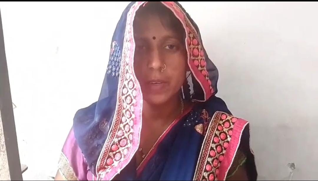 घर में घुसकर महिला से मारपीट, गर्दन पर पैर रखकर जान से मारने का आरोप।