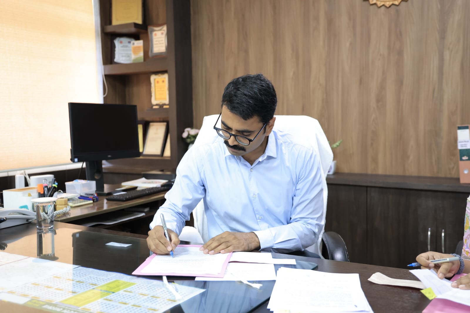 नवागत कलेक्टर डॉ. शेर सिंह मीना ने आगर में पदभार संभाला।
