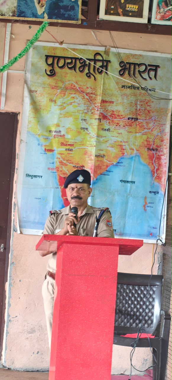 स्कूल में अल्मोड़ा पुलिस की पाठशाला, थानाध्यक्ष धौलछीना ने छात्र-छात्राओं व स्कूली स्टाफ को किया जागरूक।
