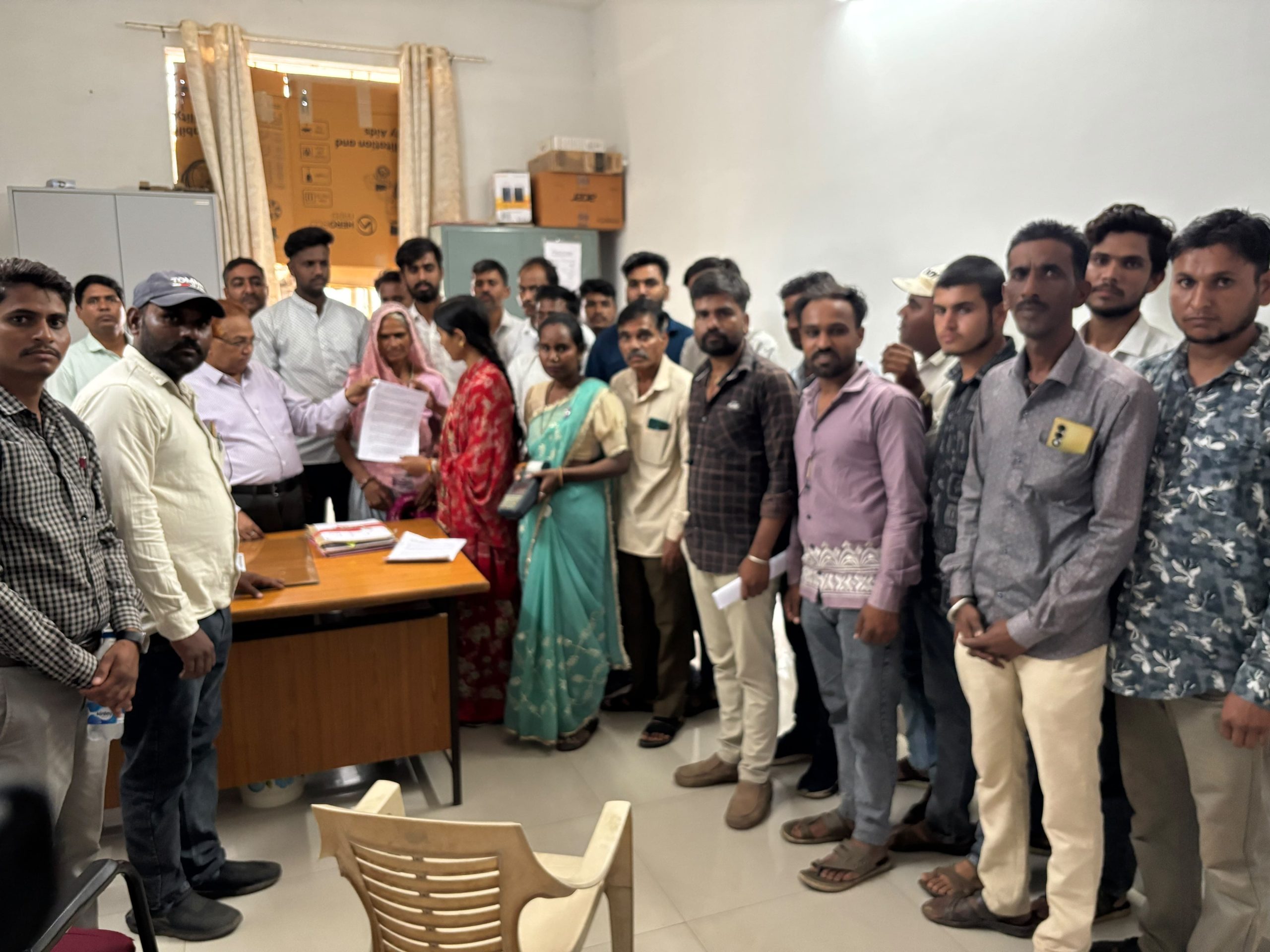 राशन दुकान संचालक एवं महिलाओं का कमीशन कटौती पर विरोध प्रदर्शन कमीशन बढ़ने से 12 सूत्री मांगे उठाई।