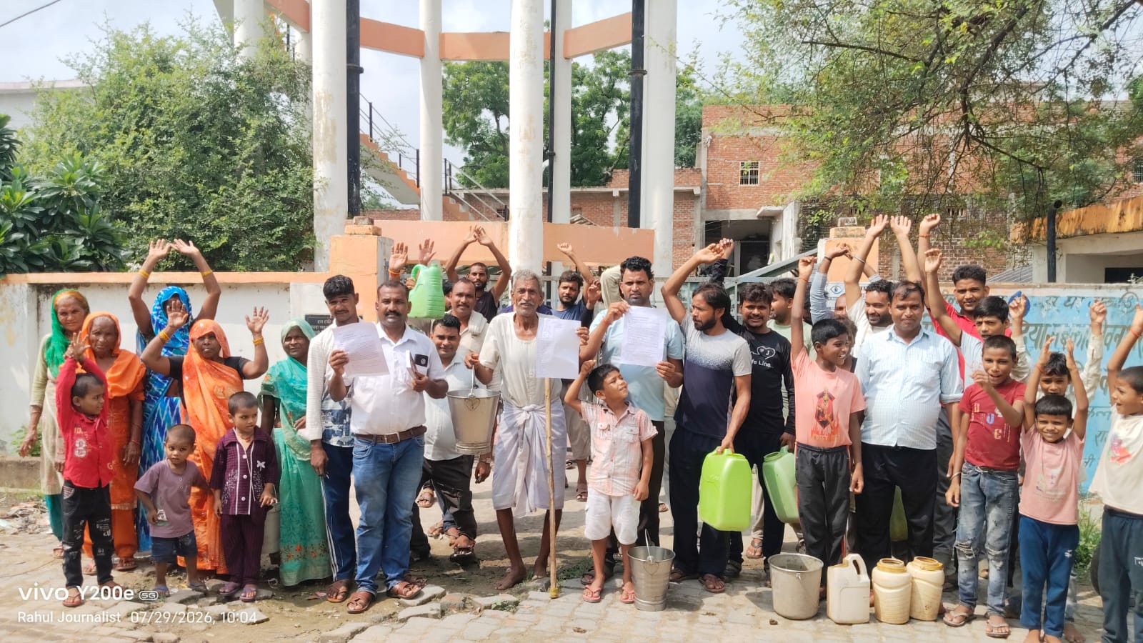 एक माह से बंद पड़ी पेयजल टंकी, ग्रामीणों ने एसडीएम से लगाई गुहार।