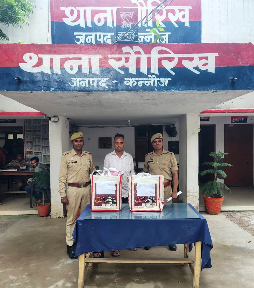 चोरी के माल समेत वांछित आरोपी गिरफ्तार, 36 शर्ट और 12 साड़ियां बरामद।