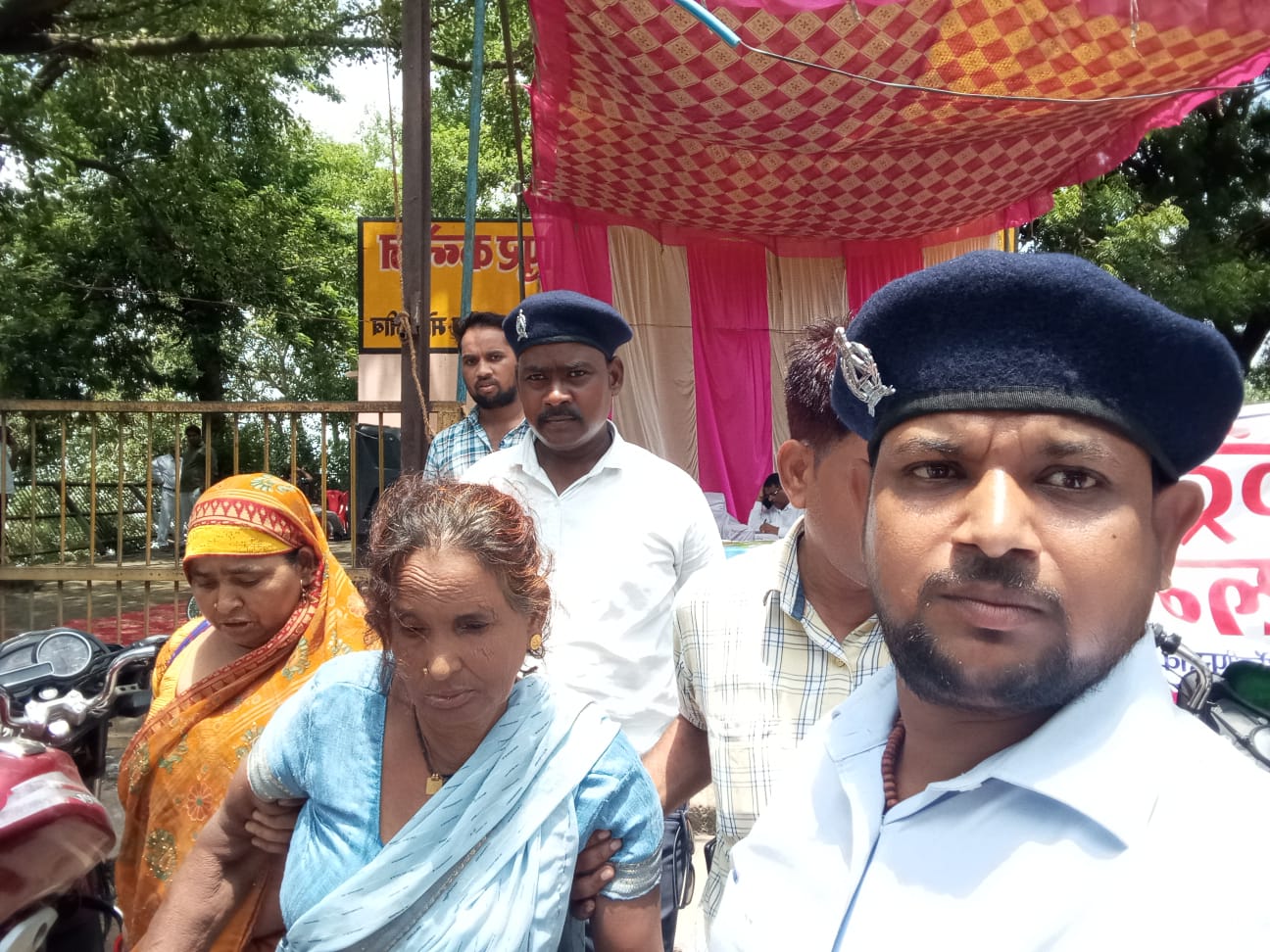 नागरिक सुरक्षा कोर ने पेश की मानवता की मिसाल, बुजुर्ग महिला की बिगड़ी तबीयत तो पहुंचाई त्वरित मदद।
