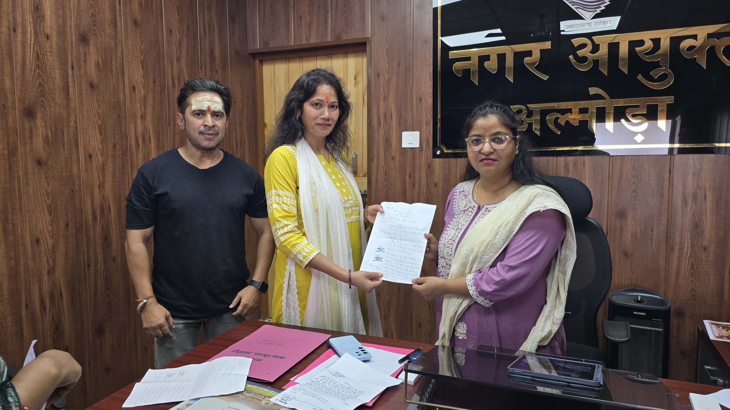 झिझाड़ एवं पांडेखोला वार्ड में डस्टबिन वितरण न होने पर पार्षदों ने सौंपा नगर आयुक्त को ज्ञापन।