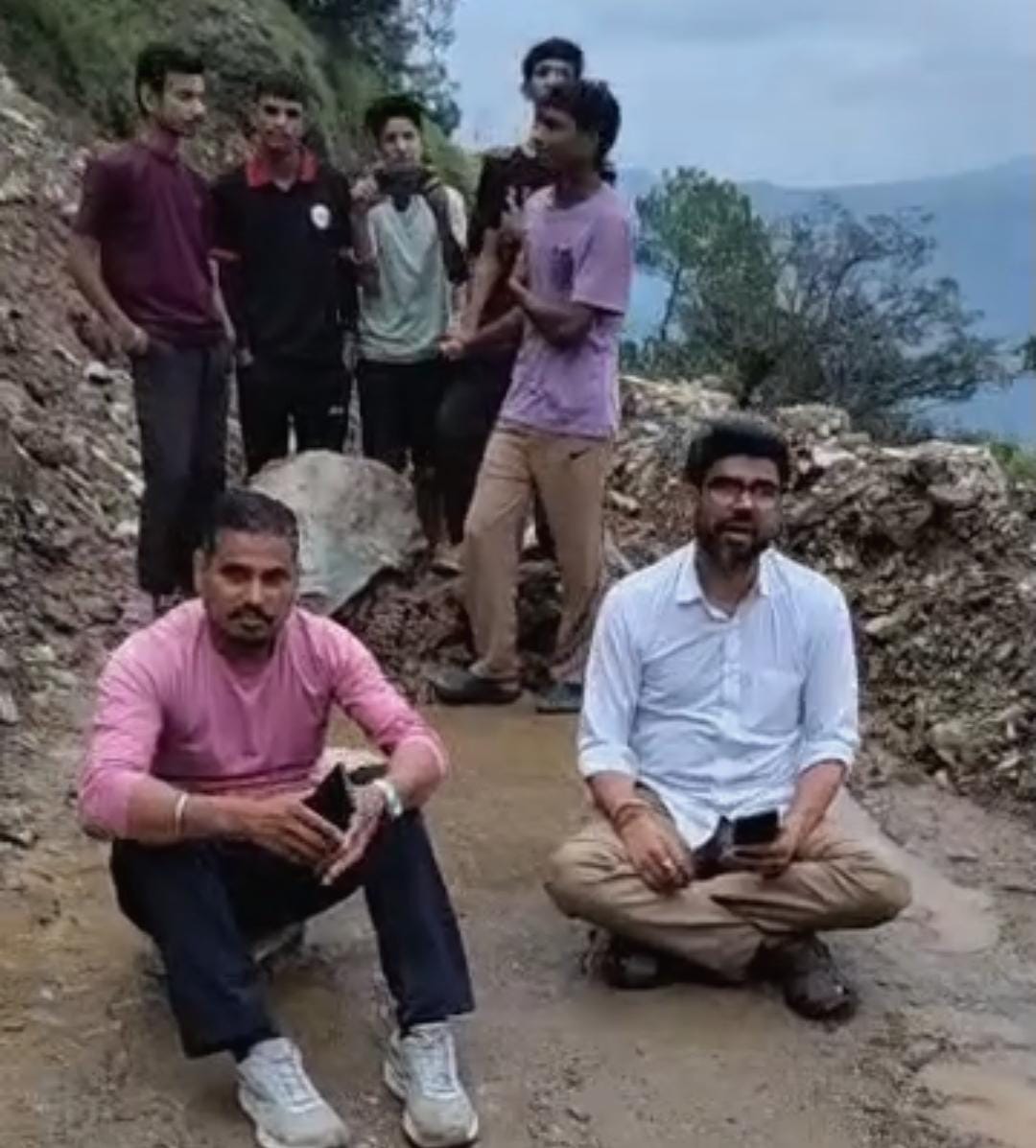 गढ़ीधार-ढुंग सड़क पर उबाल: जिलाधिकारी के निर्देशों के बाद भी नहीं खुली सड़क।