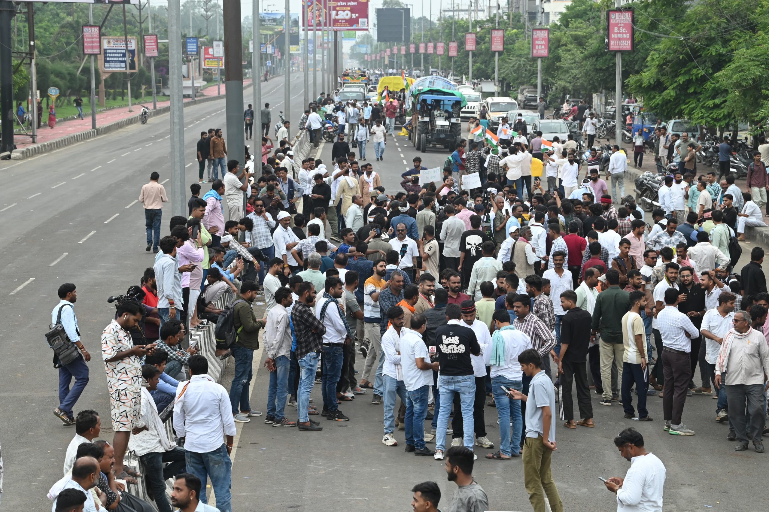 मध्यप्रदेश की मोहन सरकार के किसान कल्याण वर्ष में प्रदर्शन को मजबूर किसान।