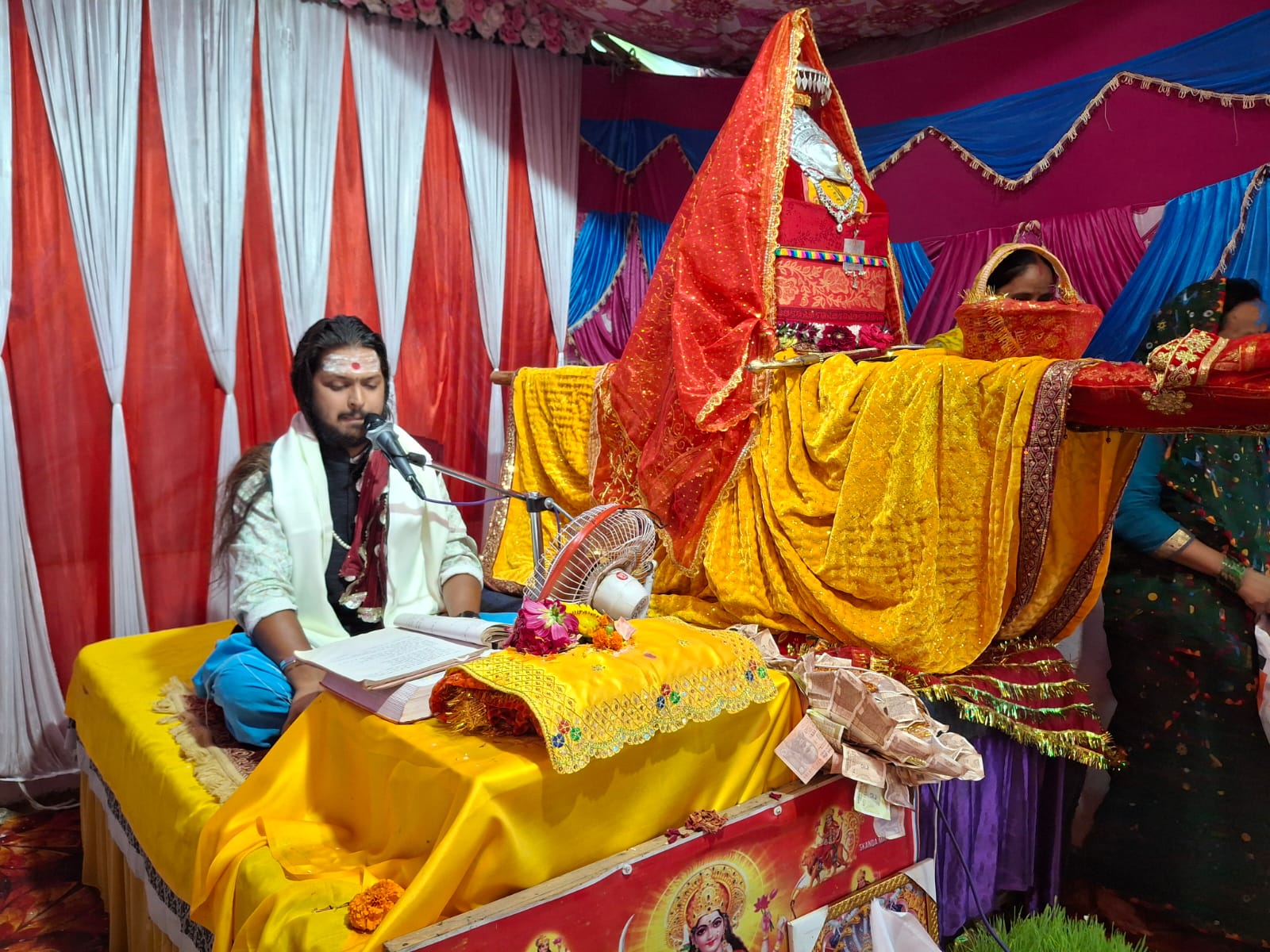 भगवती राज-राजेश्वरी की डोली के सान्निध्य में महा शिवपुराण कथा में उमड़ रही श्रद्धालुओं की भीड़।