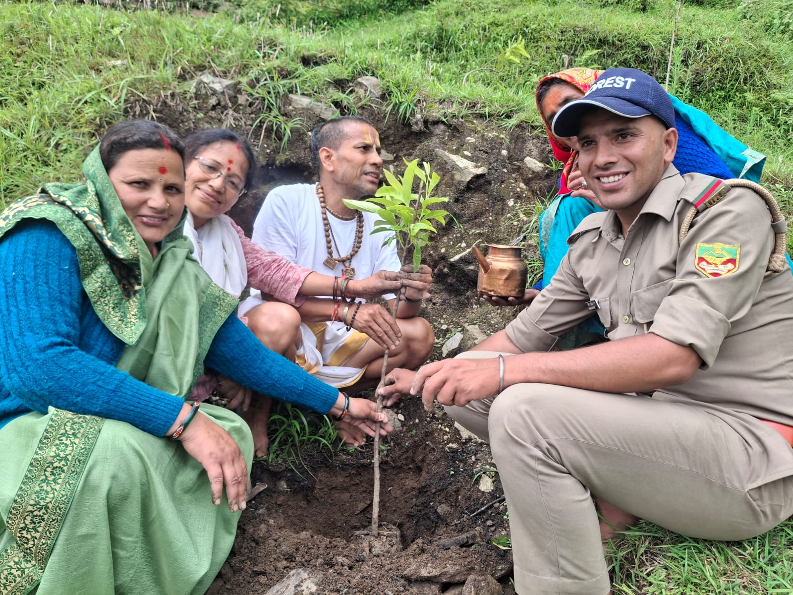 ऊखीमठः प्रकृति की सुरम्य वादियों व सीढ़ीनुमा खेत – खलिहानों के मध्य विराजमान पर्यटन गांव सारी में ग्वाल देवता (ग्वाल बालों के देवता) की पूजा विधि – विधान से संपन्न हुई तथा नौनिहालों व ग्रामीणो में भारी उत्साह देखने को मिला।