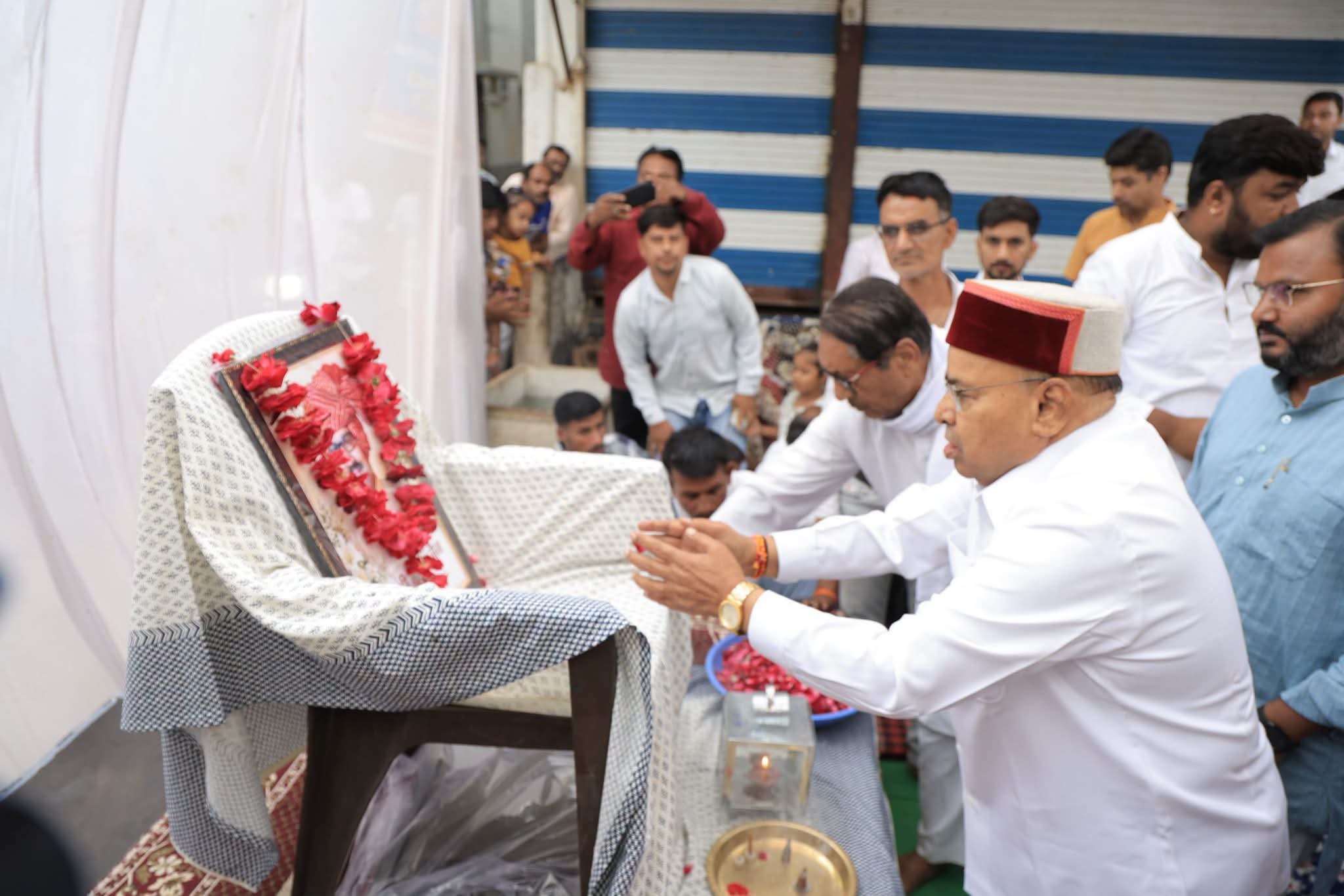 कर्नाटक के राज्यपाल डॉ. थावरचंद गहलोत ने बड़ोद में पत्रकार स्व. महेंद्र जैन को दी श्रद्धांजलि।