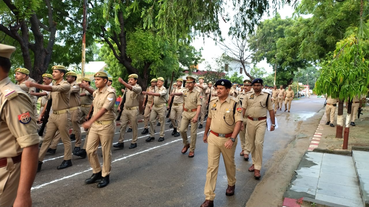 एसपी ने पुलिस लाइन में परेड की सलामी लेकर किया निरीक्षण