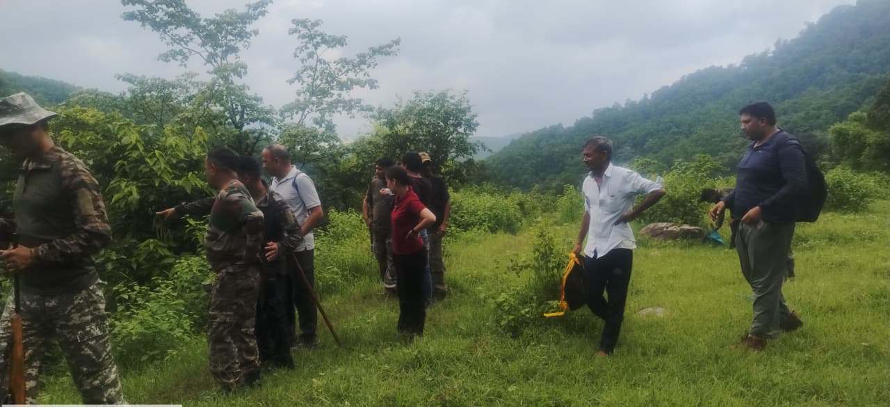 मोहान वन क्षेत्र के अन्तर्गत ग्राम सभा डबरा सरौल के ग्राम सभा तड़म एवं काठ की नाव क्षेत्र में मानव वन्य जीव रोक थाम हेतु प्रभागीय वनाधिकारी रानीखेत द्वारा गस्त।
